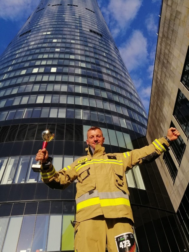 Mariusz Pustuła zajął 1 miejsce w Sky Tower Run w klasyfikacji strażaków w umundurowaniu bojowym