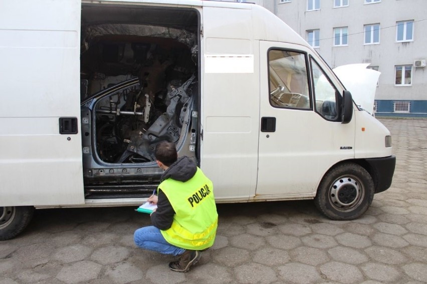 W ładowni przewozili skradzione w Łodzi auto. W ręce policji wpadli pod Łowiczem [Zdjęcia]