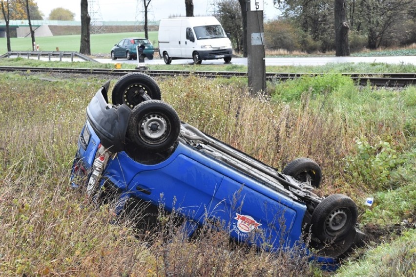 Auto dachowało, wypadek tuż za Legnicą.