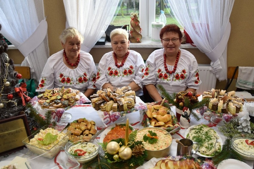 Spotkanie ze świąteczną tradycją w Broszkowicach. Były stoły suto zastawione potrawami wigilijnymi i życzenia, zabrzmiały kolędy [ZDJĘCIA]