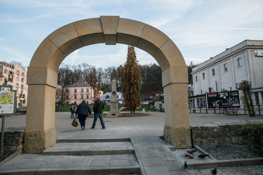 Plac Niepodległości. Kamienna brama kontra zieleń na pergoli