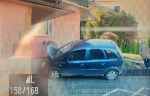 19-letni kierowca opla w Brzezowej najechał na tył poprzedzającego go seata, po czym uderzył w dom, 31.10.2022