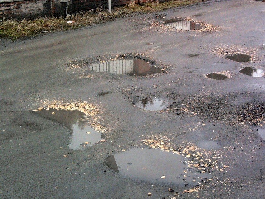 Ulice Radomska po zimie są w katastrofalnym stanie