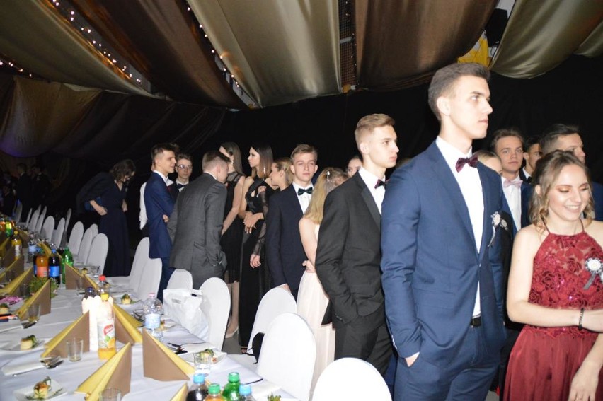 Studniówka 2020. Uczniowie I Liceum Ogólnokształcącego w Suwałkach bawili się w niesamowitej sali balowej (zdjęcia)