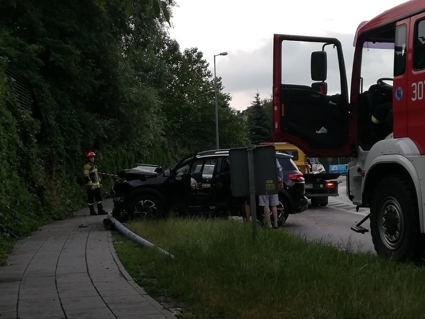 Kraków. Samochód osobowy wjechał w latarnię ulicy Franciszka Bohomolca [ZDJĘCIA]