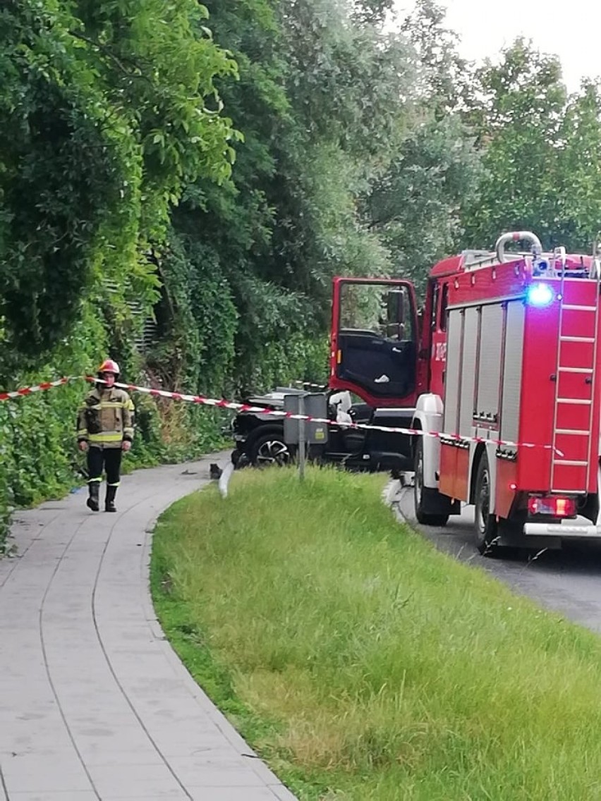 Kraków. Samochód osobowy wjechał w latarnię ulicy Franciszka Bohomolca [ZDJĘCIA]