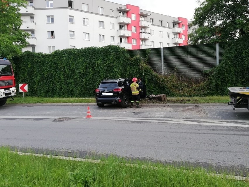 Kraków. Samochód osobowy wjechał w latarnię ulicy Franciszka Bohomolca [ZDJĘCIA]