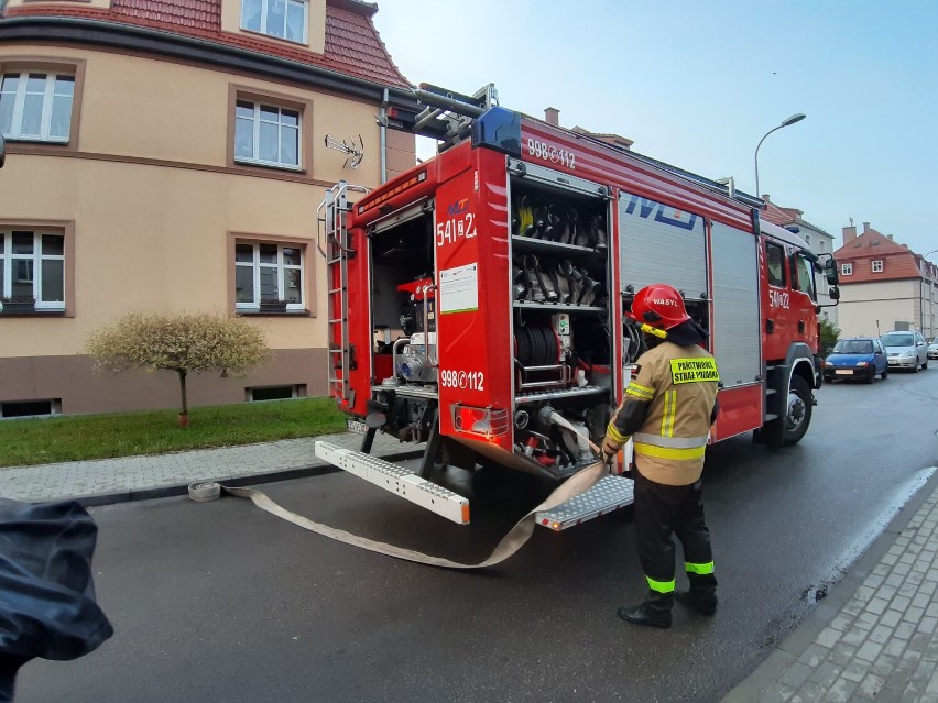 Szczecineccy policjanci uratowali staruszkę z płonącego mieszkania [zdjęcia]
