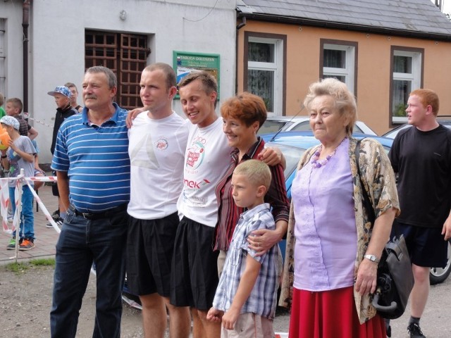Rodzina Katarzyny Marciniak i Aleksandry Ordak powitała biegaczy w Krupach. W białej koszulce - pierwszy z lewej - Maciej Zachoszcz i Karol Dzieciątko