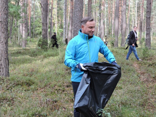 Prezydencka akcja sprzątania lasów zainaugurowana w okolicach Broku, 20.09.2019. Do sprzątania ruszył prezydent Andrzej Duda z małżonką.