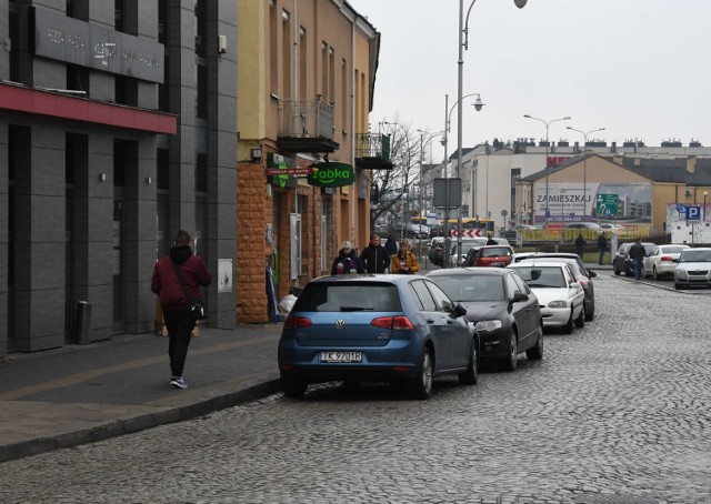 Na ulicy Piotrkowskiej obowiązuje strefa zamieszkania  więc kierowcy mogą parkować tylko w miejscach wyznaczonych, ale zostawiają auta w każdym wolnym miejscu, narażając się na mandaty.