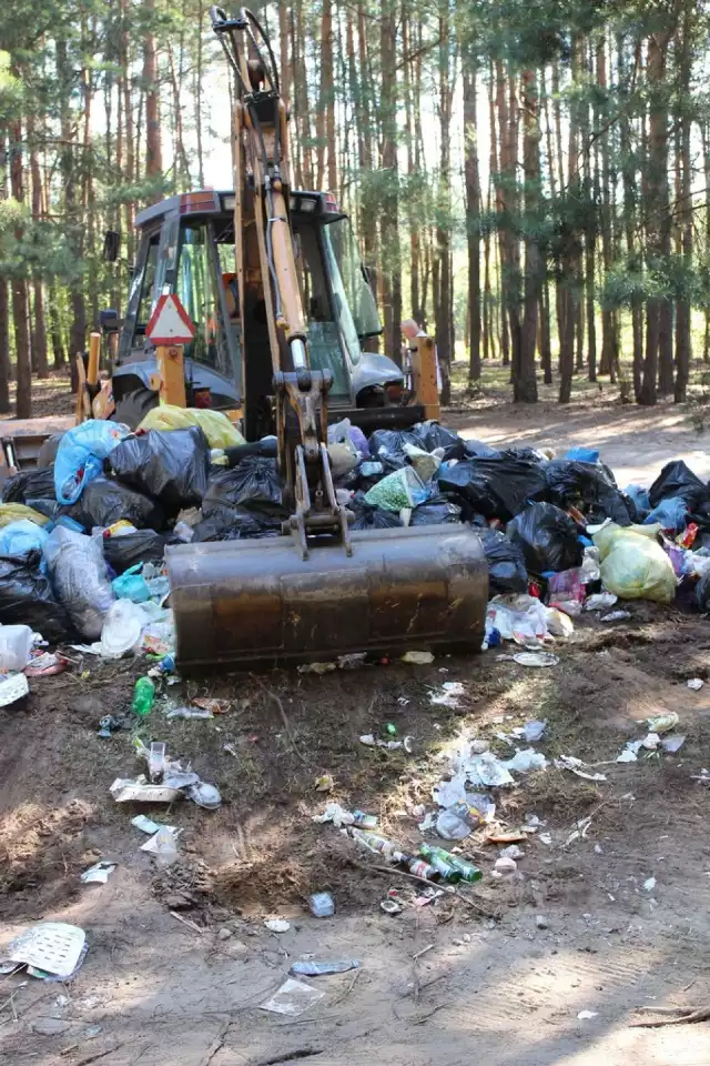 Po naszych zdjęciach gór śmieci nad Zalewem w Cieszanowicach UG w Rozprzy posprzątał wysypisko stworzone przez wypoczywających