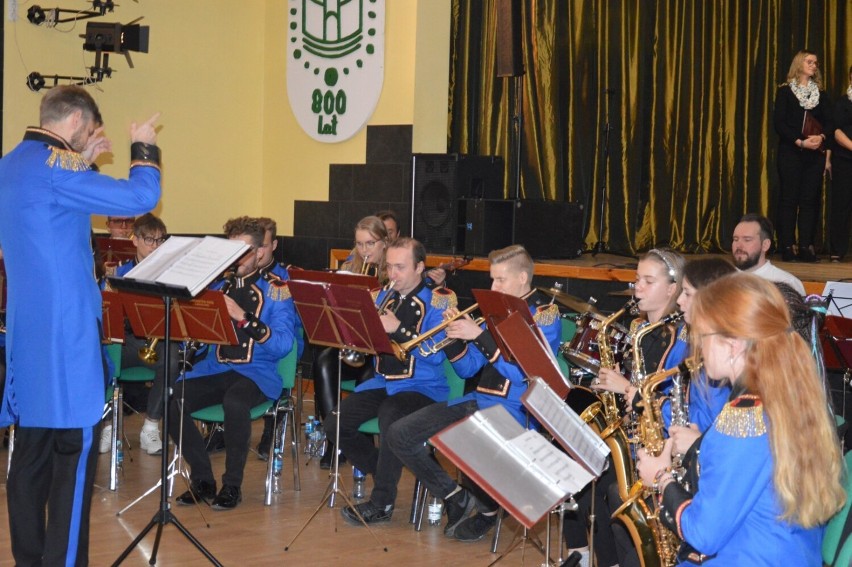 Trzy grupy, jeden koncert - chmieleński Dom Kultury rozbrzmiał muzyką patriotyczną