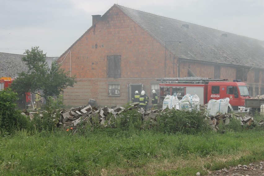 POŻAR W GÓRCE: To właśnie szybka reakcja i pomoc sąsiedzka pozwoliła skutecznie ograniczyć rozwój pożaru [ZDJĘCIA]