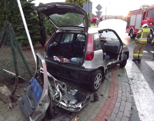 Na skrzyżowaniu ulic Kasztanowej i Akacjowej w Nowym Mieście Lubawskim doszło do groźnie wyglądającego zdarzenia drogowego. Osobom biorącym w nim udział trzeba było pomóc w wydostaniu się z auta.