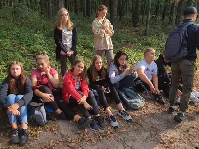 Sprzątanie Świata 2020, Piotrków. Uczniowie ZSP 5 w Piotrkowie sprzątali las wolborski