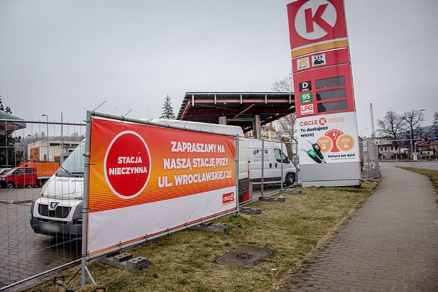 Wałbrzych: Zamknięta stacja benzynowa przy ul. Armii Krajowej. Trwają prace demontażowe (ZDJĘCIA)