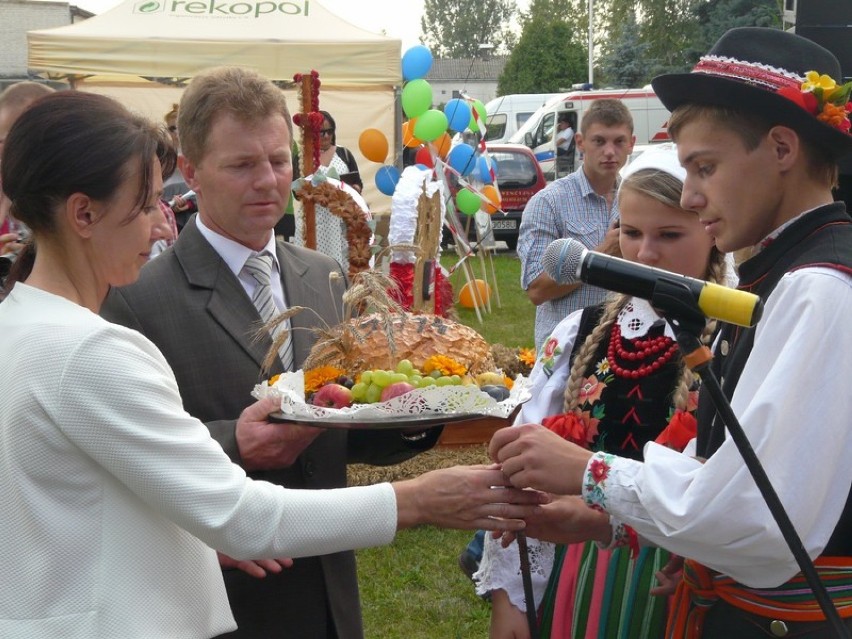 Dożynki gminy Wartkowice  w parku w Starym Gostkowie