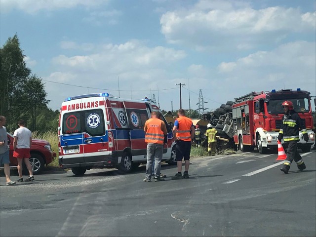 Wypadek pod Warszawą. Betoniarka przygniotła osobówkę. Droga zablokowana [ZDJĘCIA]