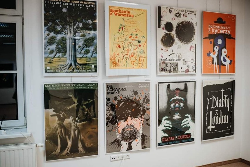 „65 lat pracy twórczej Krzysztofa Pendereckiego zapisanej w plakatach ze zbiorów Roberta Piękosia” w Galerii Sztuki MOK