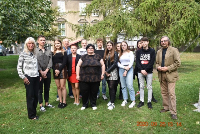 Uczestnicy warsztatów poetyckich w Grudziądzu z organizatorami Grudziądzkiej Jesieni Poezji