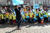 Happening na Placu Konrada Mańki w Lublińcu z okazji Światowego Dnia Świadomości Autyzmu. Rynek w niebieskich barwach ZDJĘCIA