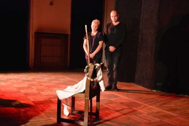 Kadr ze spektaklu "Człowiek Ja - Człowiek Nikt" w wykonaniu Anny Zaczek i Tomasza Juchniewicza.