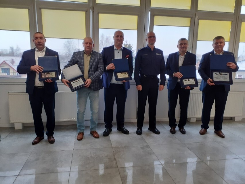 Pożegnanie pięciu zasłużonych policjantów z KPP w Radomsku. Po 30 latach służby odeszli na emeryturę