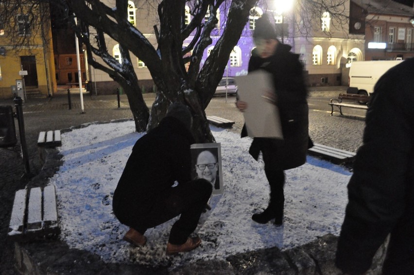 Śremianie spotkali się na rynku, aby oddać hołd Pawłowi...