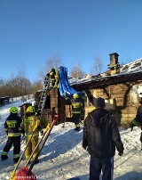 W Bieździadce zawalił się dach drewnianego domu. W środku byli ludzie [ZDJĘCIA]