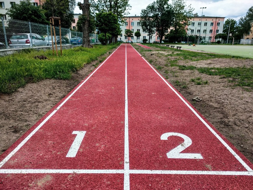 Bieżnia lekkoatletyczna przy Szkole Podstawowej nr 4 w Kaliszu została zmodernizowana. ZDJĘCIA