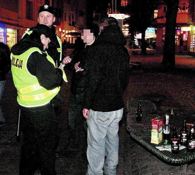 Policja karała w weekend pijących alkohol przed klubami