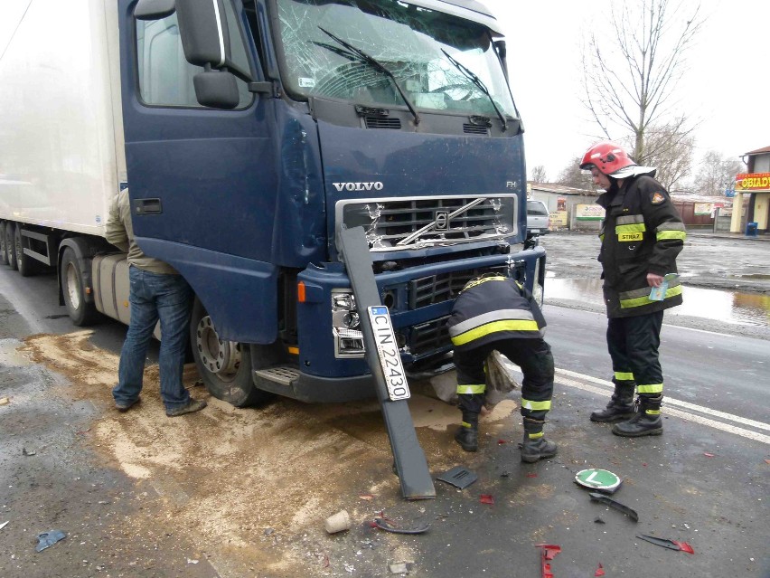 Trzy tiry, zderzenie i gaz (zdjęcia)