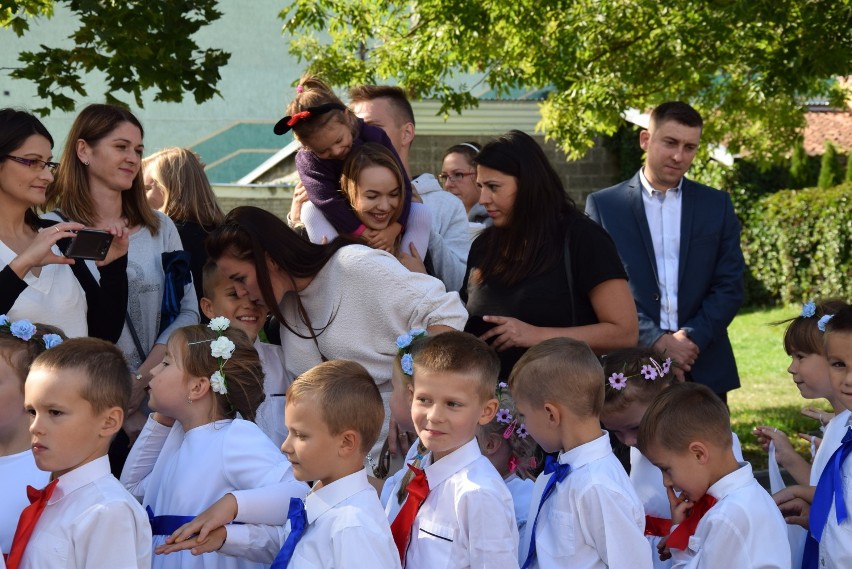 Głośno na placu przed kinem Sokół. XIX Rodzinny Festyn Dobroczynny przyciągnął całe rodziny (zdjęcia)