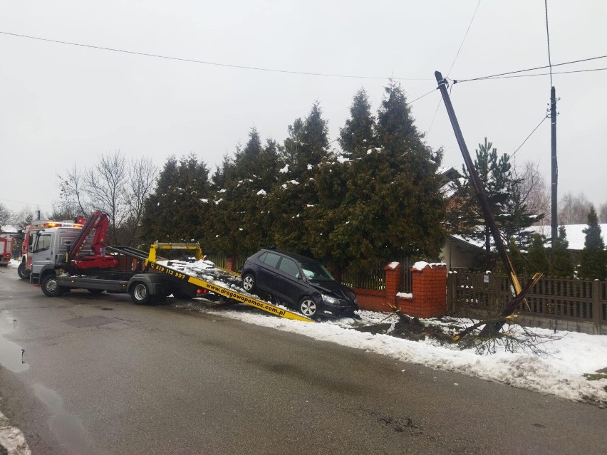 Strażacy interweniowali w Błędowie, gdzie kierująca skodą...