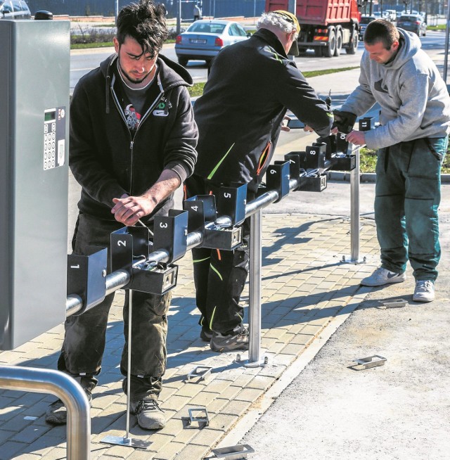 Pierwsze stacje BRA  były montowane w kwietniu. Teraz firma BikeU postawiła kolejne. Od rana będą do nich wpinane rowery