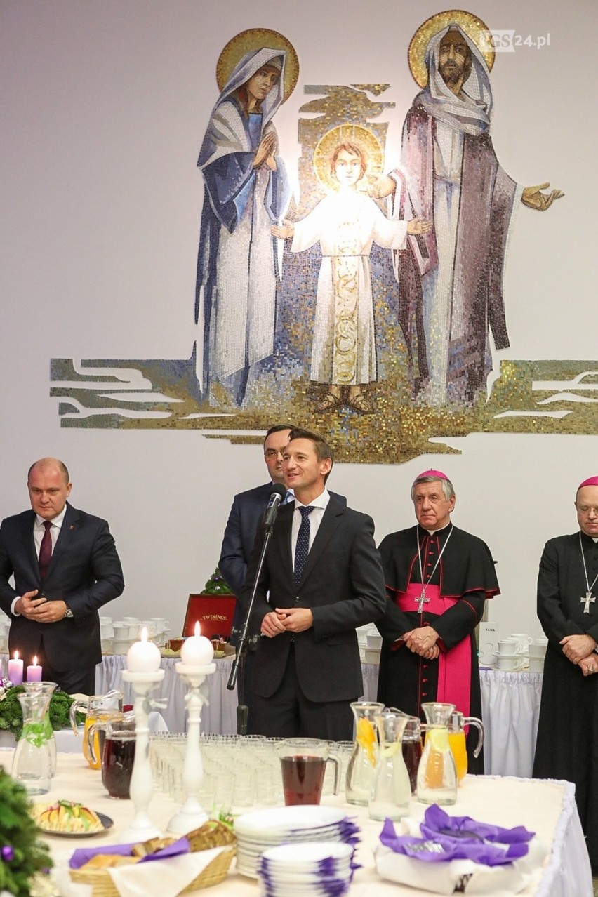 Szczecin: Spotkanie Wigilijne u arcybiskupa. Kto się pojawił z polityków? [ZDJĘCIA]
