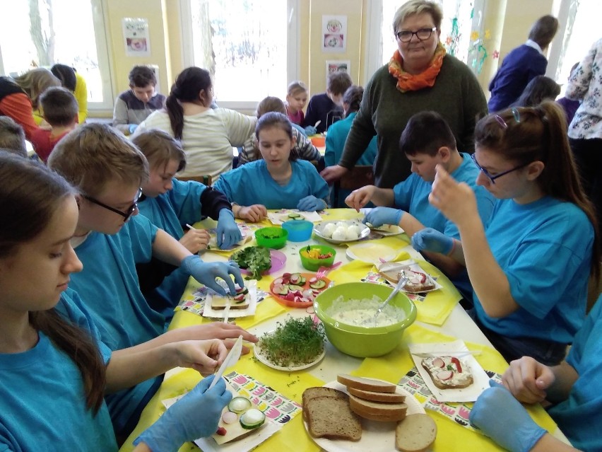 Uczniowie ze szkoły w Kowanówku wiosnę przywitali smacznie i kolorowo