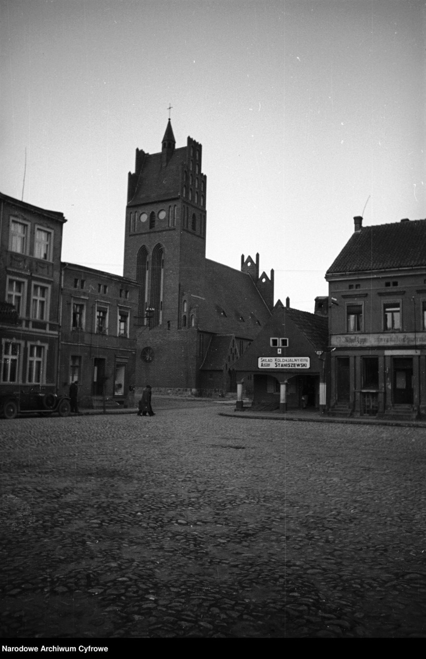 1936 - Rynek, w tle kościół ewangelicki z 1909 r.