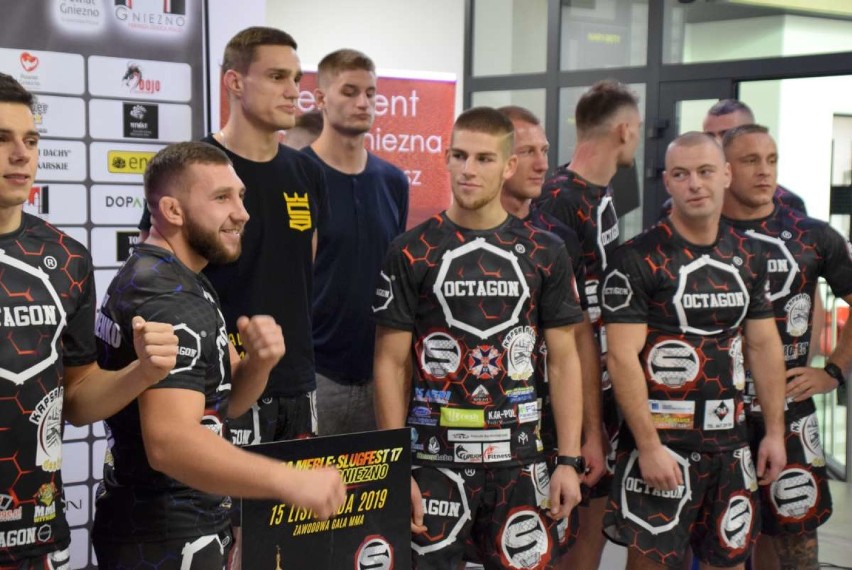 Oficjalne ważenie przed MMA Kapsa meble: Slugfest 17 - walką...