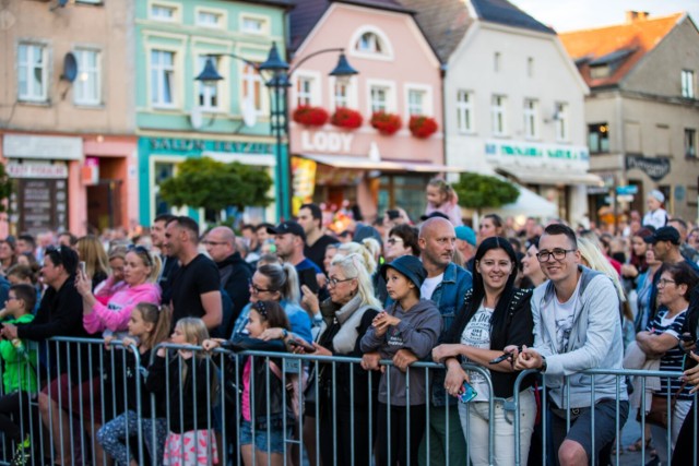 Rynek miejski w Darłowie zapełnił się ludźmi podczas koncertu Poparzeni Kawą Trzy