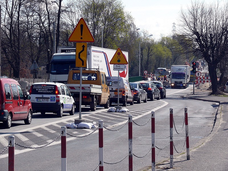 Kalisz: Na ulicy Łódzkiej nie dostaniesz się pieszo na drugą stronę Swędrni. ZDJĘCIA