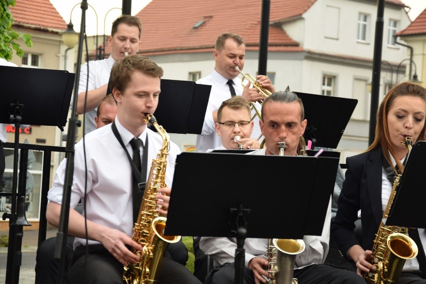 Muzyczno - deszczowa majówka na pleszewskim rynku. Wystąpił Big Band wspólnie z Kornelią Raźniewską oraz duet Piękni Panowie Dwaj