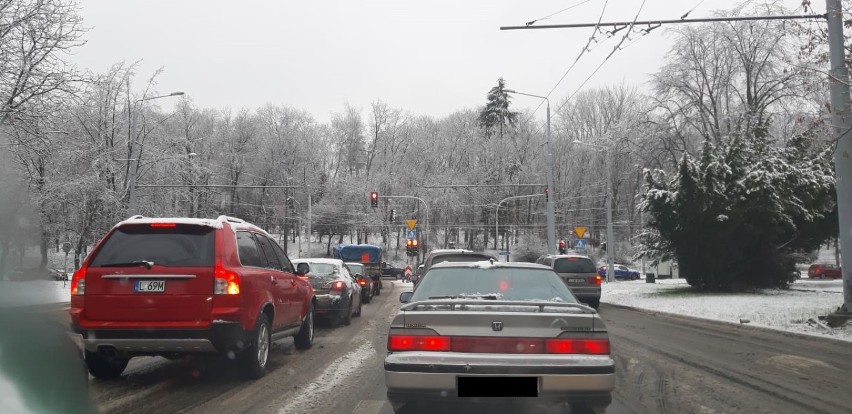 Śnieg w Lublinie. Rzadki widok tej zimy. Na drogach trudne warunki, komunikacja miejska kursuje z opóźnieniami