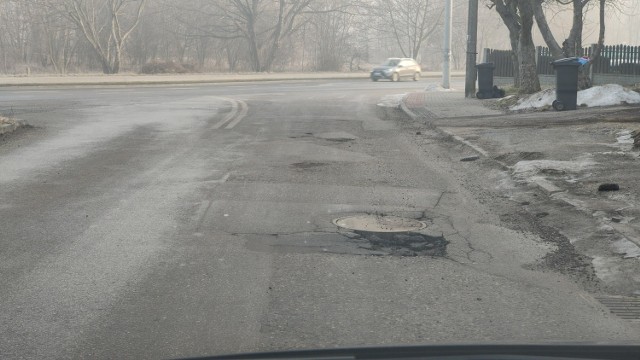 W Czeladzi pojawiło się po zimie sporo dziur w nawierzchni dróg. Trzeba uważać Zobacz kolejne zdjęcia/plansze. Przesuwaj zdjęcia w prawo - naciśnij strzałkę lub przycisk NASTĘPNE