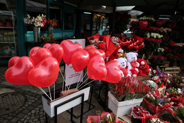 Na poznańskich rynkach można kupić najróżniejsze kwiaty i czekoladki na dzień zakochanych. Zobacz zdjęcia i ceny -->