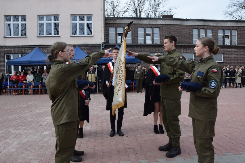 Uczniowie klasy mundurowej w LO im. Chrobrego w Szprotawie...