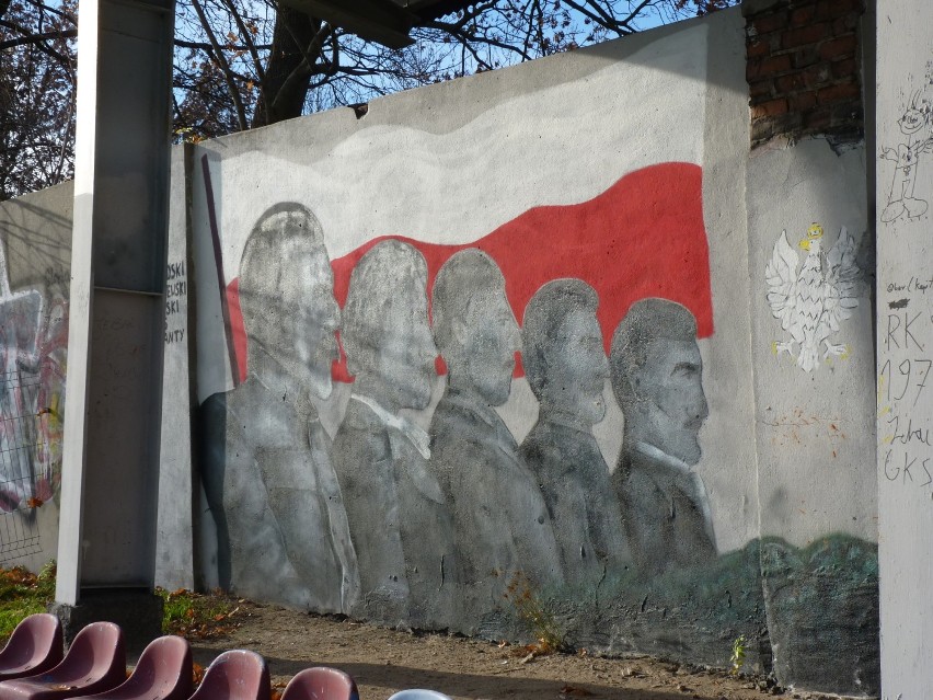 Mural na boisku przy ul. Kościuszki, wykonany przez uczniów...