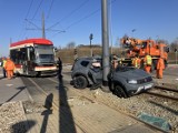 Wypadek tramwaju i samochodu! Kierowca zakleszczony między słupem a tramwajem