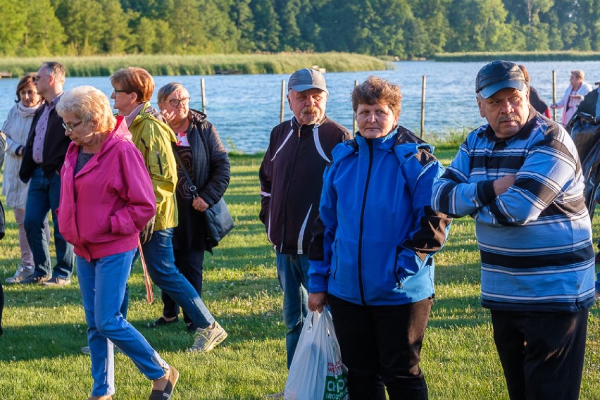 Świętojańska Biesiada z seniorami nad jeziorem w Pniewach [zdjęcia]